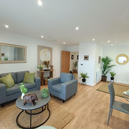 Snuggle Inn - Riverside Apartments - Views Over Looking London River Thames, Close To O2 Arena, London Excel, London City Airport, Thames Clipper- River Boat Service, Woolwich Ferry, Onsite Parking, Twin Room Option Available 外观 照片