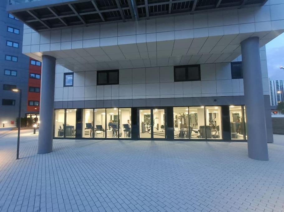 Snuggle Inn - Riverside Apartments - Views Over Looking London River Thames, Close To O2 Arena, London Excel, London City Airport, Thames Clipper- River Boat Service, Woolwich Ferry, Onsite Parking, Twin Room Option Available 外观 照片