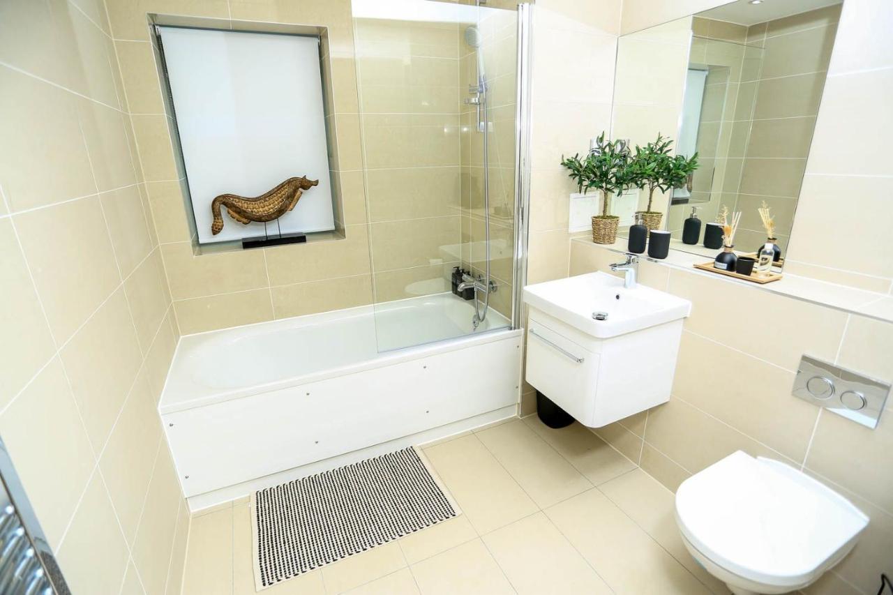 Snuggle Inn - Riverside Apartments - Views Over Looking London River Thames, Close To O2 Arena, London Excel, London City Airport, Thames Clipper- River Boat Service, Woolwich Ferry, Onsite Parking, Twin Room Option Available 外观 照片