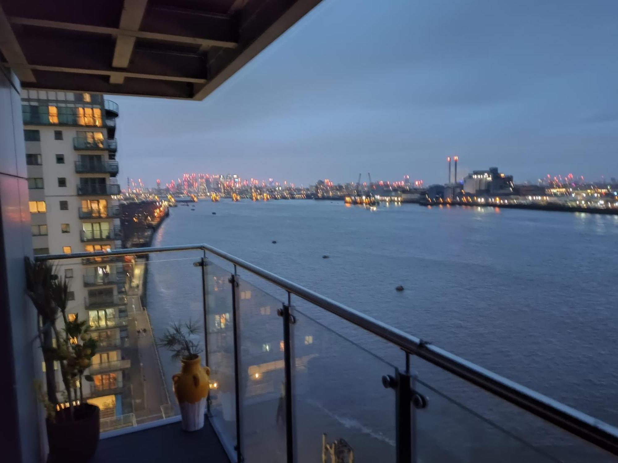 Snuggle Inn - Riverside Apartments - Views Over Looking London River Thames, Close To O2 Arena, London Excel, London City Airport, Thames Clipper- River Boat Service, Woolwich Ferry, Onsite Parking, Twin Room Option Available 外观 照片