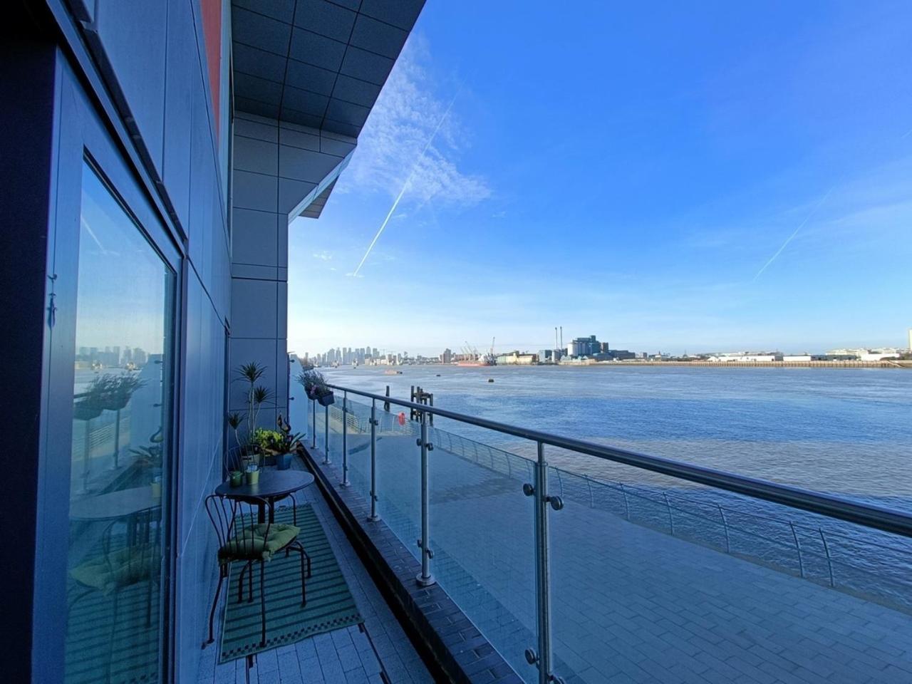 Snuggle Inn - Riverside Apartments - Views Over Looking London River Thames, Close To O2 Arena, London Excel, London City Airport, Thames Clipper- River Boat Service, Woolwich Ferry, Onsite Parking, Twin Room Option Available 外观 照片