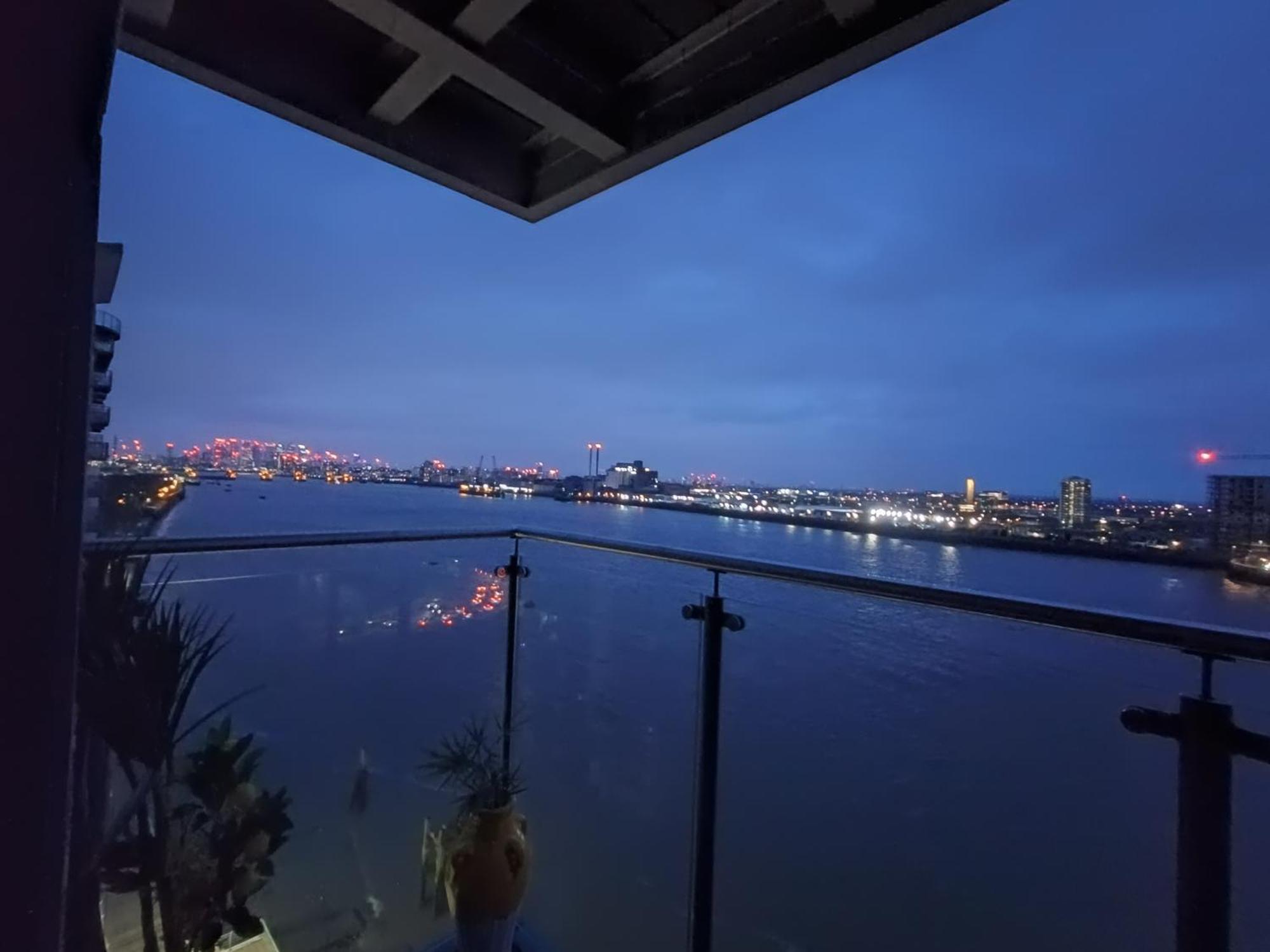 Snuggle Inn - Riverside Apartments - Views Over Looking London River Thames, Close To O2 Arena, London Excel, London City Airport, Thames Clipper- River Boat Service, Woolwich Ferry, Onsite Parking, Twin Room Option Available 外观 照片